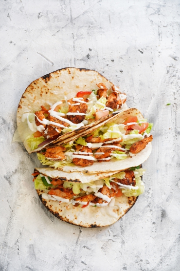 Mit Hähnchenbrust gefüllte Tacoshells