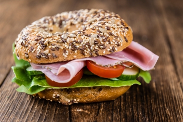 Bagel mit Meerrettichcreme, Apfel und Hähnchenbrust