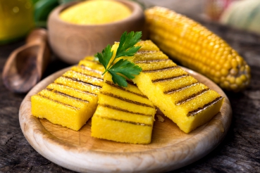 Polentaschnitte mit mexikanischer Gemüsesoße und Maiskolben
