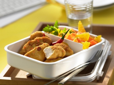 Hähnchen-Chili-Nuggets mit Karotten-Orangen-Salat