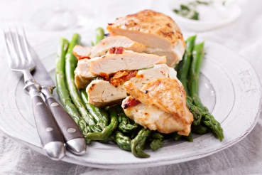 Hähnchenbrust auf grünem Spargel-Tomatensalat