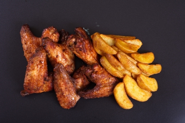Chicken Wings mit Kartoffelecken