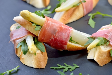 Vollkornbrot mit Spargel-Schinkenröllchen und Spargelsalat