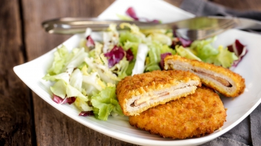 Hähnchen-Cordon-Bleu mit Parmesan-Mantel