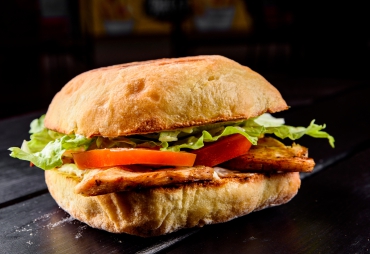 Ciabatta mit Hähnchenbrust, Rucola und Tomate