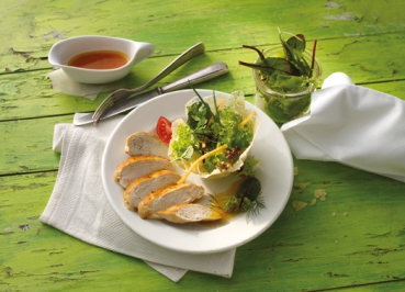 Hähnchen mit Wildkräutern im Parmesankörbchen