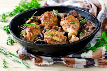 Geschmorte Putenflügel mit Wintergemüse und Penne