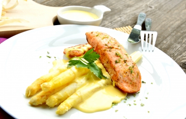 Gebratener Lachs auf Spargel