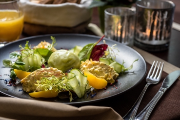 Geräuchertes Makrelenmousse auf Rucola-Eichblatt-Salat