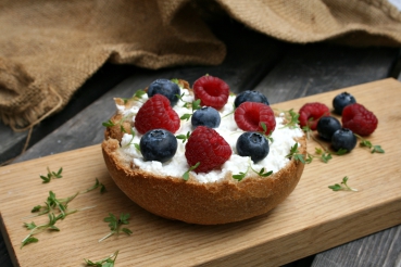 Vollkornbrötchen mit Himbeerquark