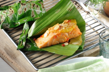 Lachs im Bananenblatt gegrillt