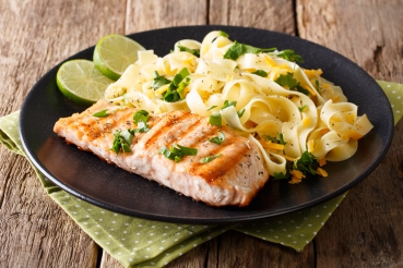 Lachsfilet mit mediterranem Tomaten-Potpourri auf Papardelle