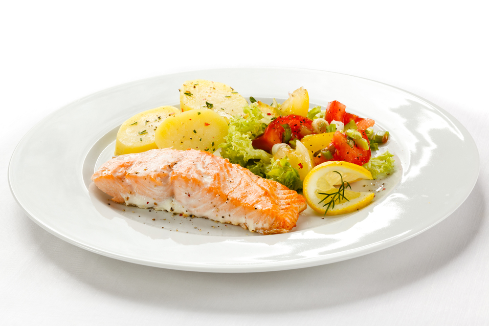 Gedünsteter Fisch mit Gemüse und überbackenen Pellkartoffeln Erdbeeren mit Joghurtsoße