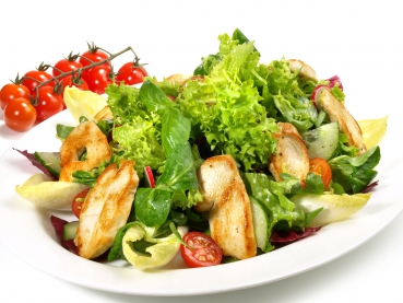 Putenmedaillons im Speckmantel auf Salat
