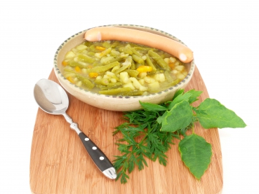 Grüne Bohnensuppe mit Würstchen