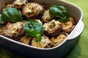 Mit Hähnchenfrikassee gefüllte Riesenchampignons