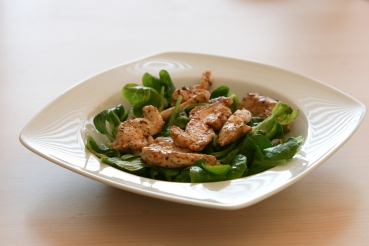 Putensalat mit Trauben und Feldsalat