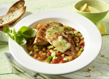 Putenschnitzel mit Käse auf Avocado-Salsa