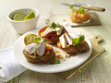 Geflügel-Crostini mit Mango und Paprika