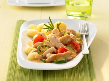 Putengeschnetzeltes mit Schmorgemüse und Gnocchi