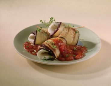 Auberginen-Mozzarella-Röllchen in fruchtiger Tomaten-Kräuter-Sauce