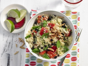 Couscous-Salat mit Zuckerschoten, gegrillter Paprika, Korinthen und Zimtmandeln