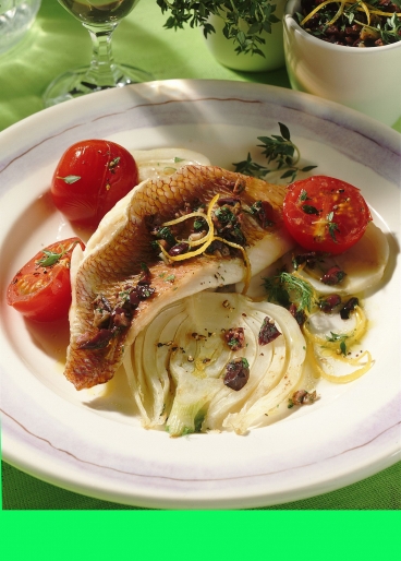 Gekräutertes Doradenfilet auf Tomaten-Fenchelgemüse