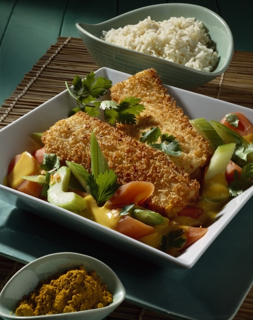 Gebratenes Hokifilet in Kokospanade mit Currygemüse