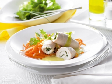 Gedünstete Hähnchenröllchen mit Safransauce