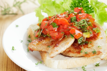Putensteaks in Speck mit Balsamico-Tomaten