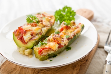 Gefüllte Zucchini mit Paprikasauce
