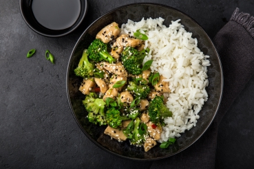 Scharfes Hähnchen aus dem Wok mit Glasnudeln und Brokkoli