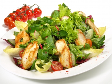 Gebratene Putenwürfel auf Kopfsalat mit Gazpacho-Dressing