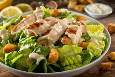 Caesar Salat mit Hähnchenbrust und Croûtons