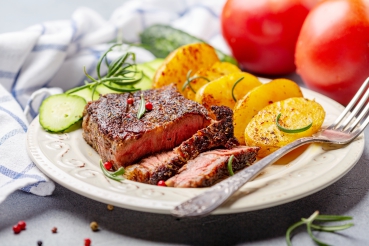 Rinderfilet mit Zwiebeln und Tomaten und Pellkartoffeln