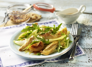 Hähnchenstreifen mit Rucola-Chicorée-Salat und Aprikosen-Dressing