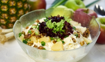 Hähnchen auf fruchtigem Waldorfsalat mit Birne, Möhre und Knollensellerie