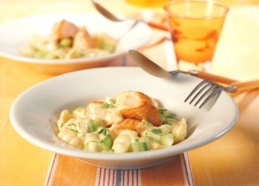 Lachs-Nudelpfanne mit Gurken und Senfsauce