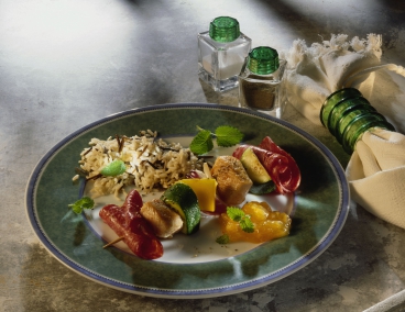 Bunter Fleischspieß mit Chutney