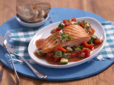 Lachsfilet mit mediterranem Gemüse