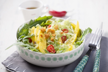 Mangosalat mit Pfefferschoten und Croutinos