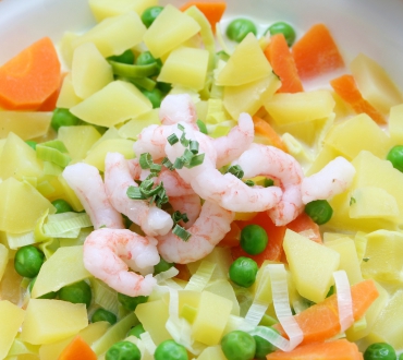Gemüse-Kartoffel-Topf mit Krabben-Obstsalat