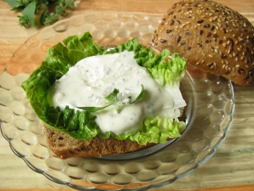 Vollkornbrötchen mit selbstgemachtem Kräuterquark