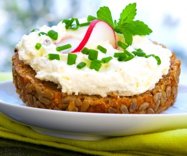 Vollkornbrötchen mit Orangen-Hüttenkäse-Creme