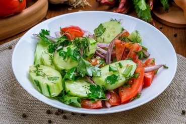 Tomaten-Gurkensalat mit Frühlingszwiebeln