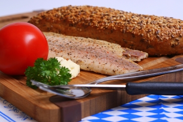 Vollkornbrot mit Forellenfilet und Himbeeren