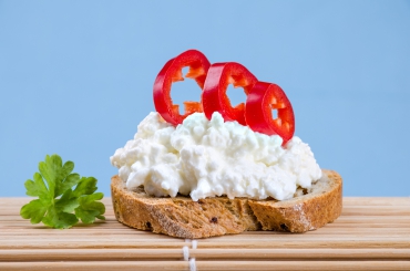 Vollkornbrote mit Frischkäse und Paprika