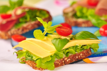 Vollkornbrot mit Edamer und pikantem Salat
