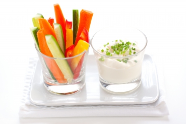 Paprika-Möhren-Rohkost mit Quark-Zwiebeldressing