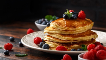 Amerikanische Pancakes mit Beeren
